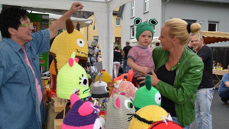 Die bunten Mützen von Andrea Mulz waren sehr gefragt. Foto: Kathrin Kupka-Hahn