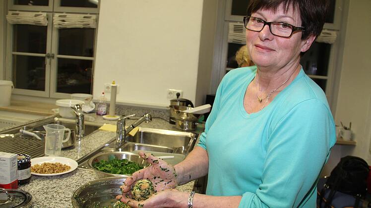 Rund und fest muss er sein, der Semmelknödel damit er später seine Form behält.  Foto: Gerda Völk