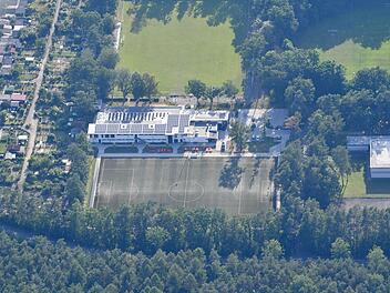 Die Stadt Bamberg kauft die beiden Spielfelder der Stiftung TSV Eintracht (unter- und oberhalb des Vereinsgebäudes). Foto: Ronald Rinklef