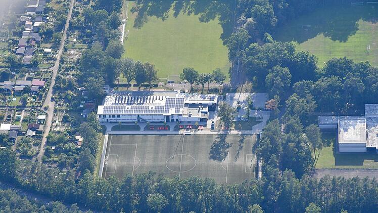 Die Stadt Bamberg kauft die beiden Spielfelder der Stiftung TSV Eintracht (unter- und oberhalb des Vereinsgebäudes). Foto: Ronald Rinklef