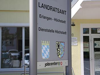 Die populären Modelle des bedingungslosen Grundeinkommens beinhalten, dass Arbeitslosen- und Kindergeld wegfallen. Die Höchstadter Agentur für Arbeit hätte wohl trotzdem genug zu tun.  Fotos: Hendrik Kowalsky