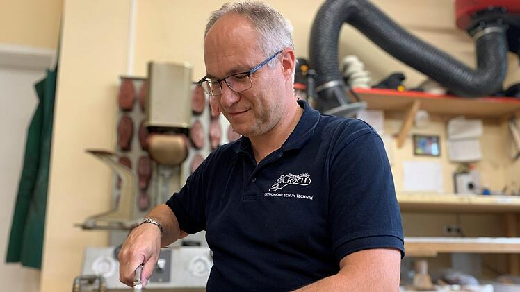 Andreas Koch kennt sich aus in Sachen Schuhe, er weiß, warum manche Schuhe teuer sind und - ganz klar - das Märchen von Aschenputtel kennt er natürlich auch.  Foto: Anja Vorndran