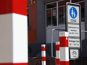 Versuche, den Verkehr in der Ludwigstra&szlig;e, die eigentlich Fu&szlig;g&auml;ngerzone ist,  zu regulieren, gab es viele. Zum Beispiel wurden Poller (wie auf diesem Bild von 2015) gesetzt und Blumenk&uuml;bel gestellt. Foto: Archiv/Carmen Schmitt