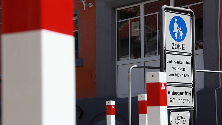 Versuche, den Verkehr in der Ludwigstra&szlig;e, die eigentlich Fu&szlig;g&auml;ngerzone ist,  zu regulieren, gab es viele. Zum Beispiel wurden Poller (wie auf diesem Bild von 2015) gesetzt und Blumenk&uuml;bel gestellt. Foto: Archiv/Carmen Schmitt