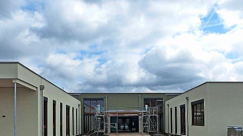 Noch stehen Bauzaun und Ger&uuml;ste, die Arbeit hat aber schon begonnen. Helfrich Ingenieure bezog sein Geb&auml;ude im Gewerbepark A71 vor wenigen Wochen. Auch die noch unbebauten Grundst&uuml;cke sind bereits verkauft.