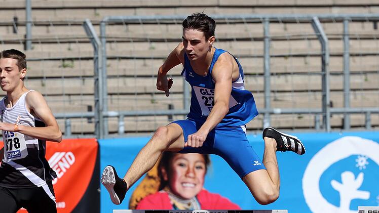 Niklas Amthor (Bildmitte) vom TSV Bad Kissingen rannte bei den Deutschen Jugendmeisterschaften über 400 Meter Hürden der Jugend U18 auf Rang fünf. Foto: Theo Kiefner