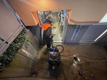 Unwetter in Bayreuth: Feuerwehr muss Jungtiere aus überflutetem Bauernhof retten - "ein Meter hohes Wasser"