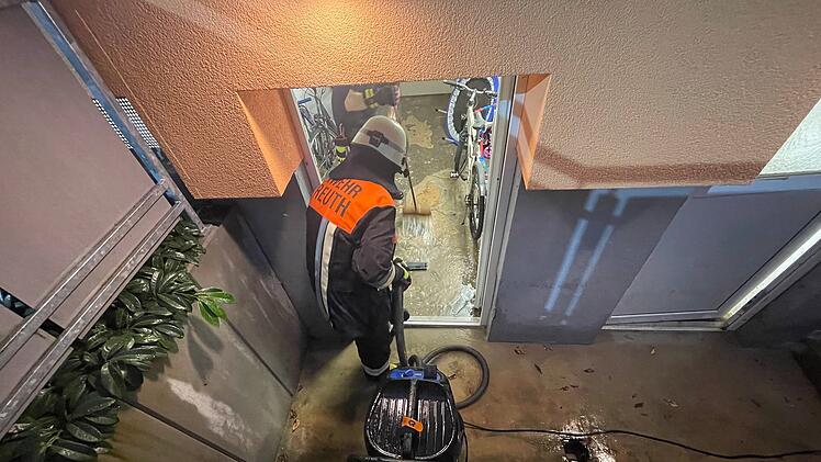 Unwetter in Bayreuth: Feuerwehr muss Jungtiere aus überflutetem Bauernhof retten - "ein Meter hohes Wasser"