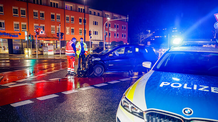 Fürth: Wer hatte Rot? Zwei Verletzte nach heftigem Crash auf Kreuzung