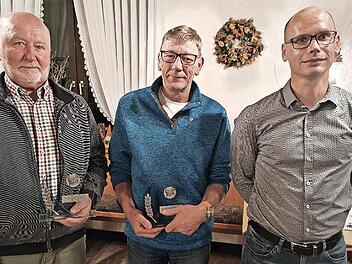 Geehrt wurden beim RVC Steinwiesen vom Vorsitzenden Andreas Klinger (rechts) die beiden einstigen aktiven Radballer Gerhard Michel (links) f&uuml;r 60-und Tommy Jonak f&uuml;r 40-j&auml;hrige Treue.