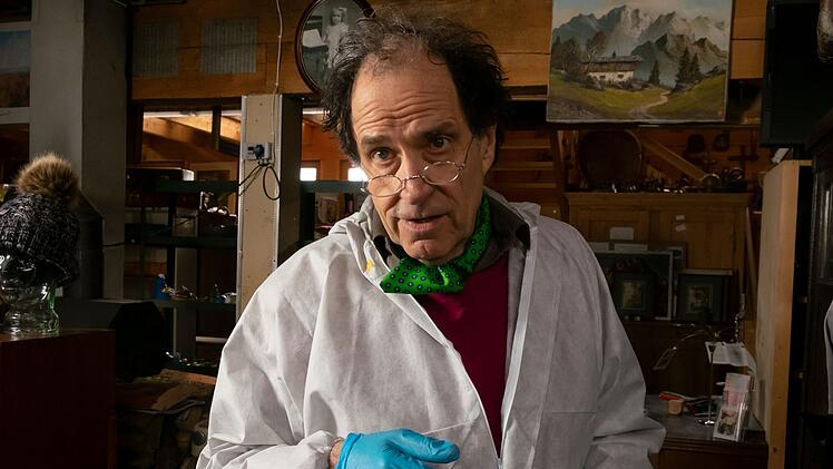 In Folge drei am Freitag, 17. April, hat Helmfried von L&uuml;ttichau seinen ersten von zwei Gastauftritten als Prof. Emerald Spindler.