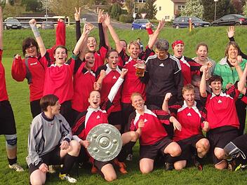 Prosselsheims Fußballerinnen jubeln über die Meisterschaft in der Bezirksliga und den sofortigen Wiederaufstieg in die Bezirksoberliga. Foto: Thomas