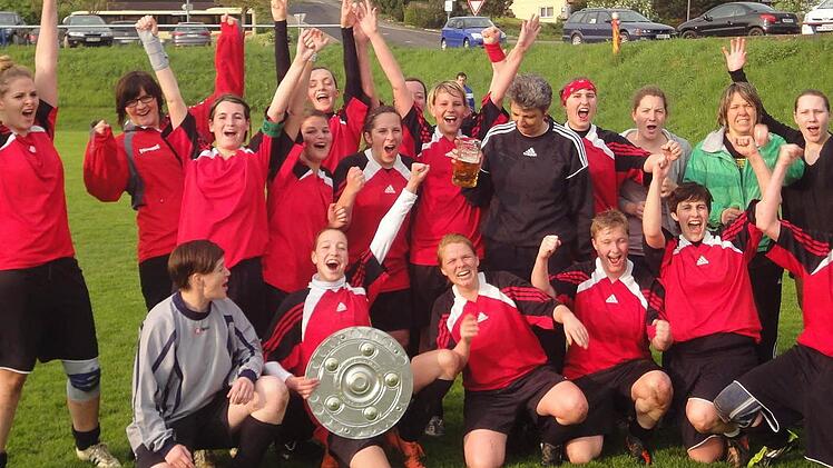 Prosselsheims Fußballerinnen jubeln über die Meisterschaft in der Bezirksliga und den sofortigen Wiederaufstieg in die Bezirksoberliga. Foto: Thomas
