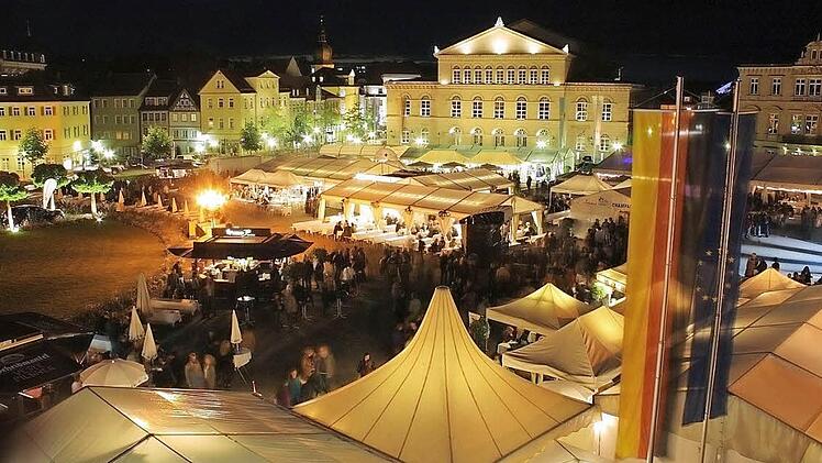 Fünf Tage lang wird auf einem der vielleicht schönsten Plätze Deutschlands gefeiert. Das Show- und Musikprogramm beginnt jeweils um 19 Uhr, am Sonntag um 15 Uhr. Foto: CT-Archiv