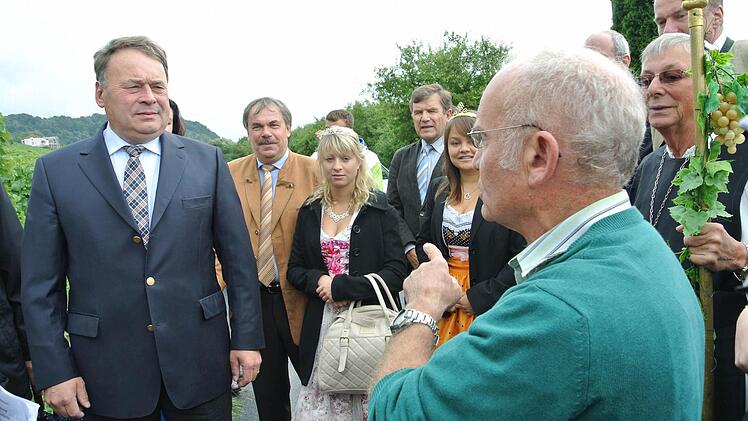 Der Sander Winzer, Bauernobmann und Zweite Vorsitzende des Weinbauvereins Haßberge, Rudi Ruß, erklärte dem Landwirtschaftsminister, mit welchen Problemen es die Winzer in den Steillagen zu tun haben.