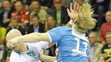 Hamburgs Davor Dominikovic und Eisenachs "Sprungwunder" Dener Jaanimaa schenkten sich nichts.