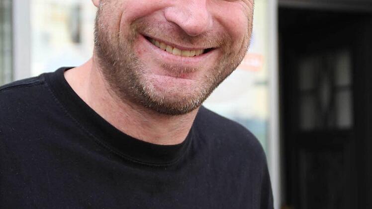 André Prechtl, Bad Kissingen: "Das Blau ist eindeutig die bessere Farbe", sagt André Prechtl. "Das Khaki-Braun sieht nach alte Männer aus." Besonders gefallen ihm die Ausgehuniform und die Hose mit dem Streifen: "Das erinnert mich an die amerikanische Army."
