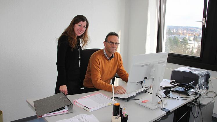 Teamleiterin Heidrun Reinhardt und Geschäftsführer Roland Dauer in einem Büro der Arbeitsagentur Foto: Peter Groscurth