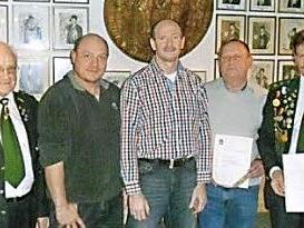 Herausragende Schützen wurden besonders gewürdigt, im Bild von links Schützenmeister Joseph Borschert, Martin Scheler, Ralph Schneider, Herbert Steinrichter und Helmut Stubenrauch. Foto: Wolfgang Dietz