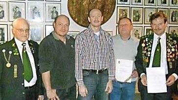 Herausragende Schützen wurden besonders gewürdigt, im Bild von links Schützenmeister Joseph Borschert, Martin Scheler, Ralph Schneider, Herbert Steinrichter und Helmut Stubenrauch. Foto: Wolfgang Dietz