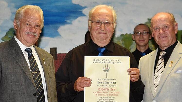 Die "Goldene Stimmmgabel" für 15 Jahre Tätigkeit als Dirigent und eine Ehrung für 40 Jahre Singen gab es für Pfarrer i.R. Hans Schreiber (Mitte). Ihm gratulierten Werner Geisel (links) und Paul Kolb.