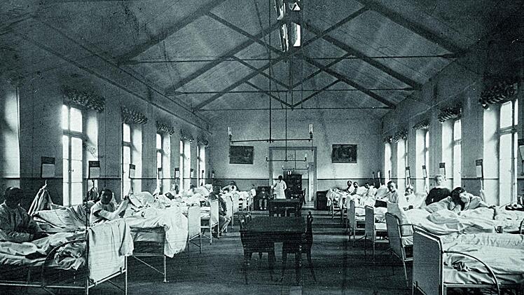 Krankensaal der Chirurgie um 1900 Foto: Staatliches Bauamt Erlangen-Nürnberg