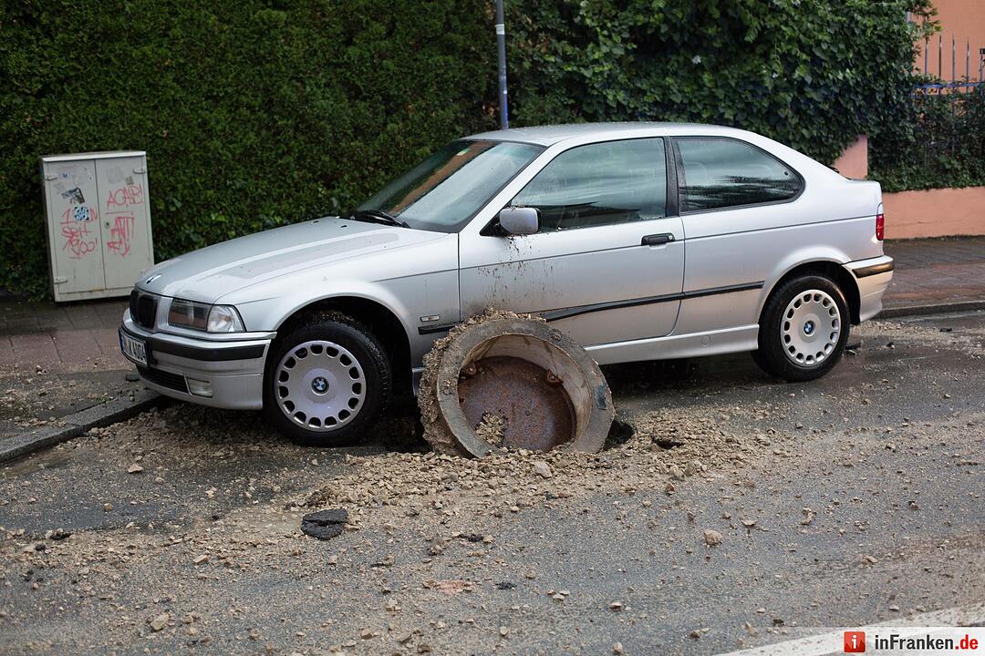 Unwetter in Mittelfranken: Überschwemmung, Blitzschlag, Straßenschäden