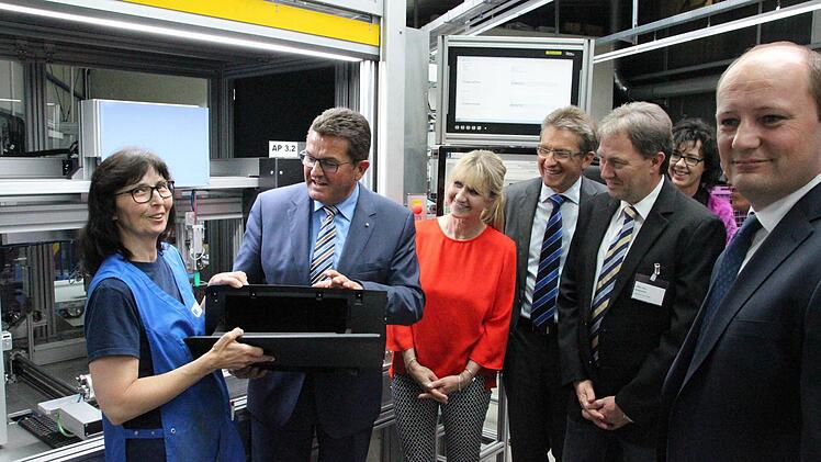 Silvia Brauer (links) von der Fertigung zeigt Franz Josef Pschierer ein montiertes Handschuhfach für einen BMW.  Foto: Friedwald Schedel