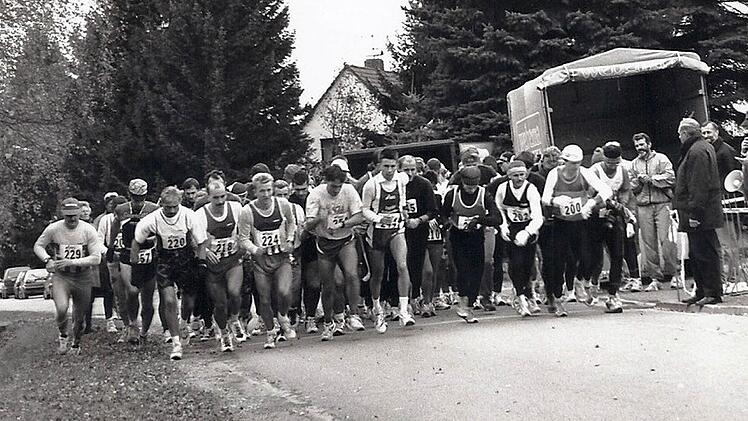 Der Start des 1. Frankenwald-Sauna-Laufes erfolgte an der Frankenwald-Sauna in Ludwigschorgast, wo 62 Teilnehmer aus 26 Vereinen am Start waren.