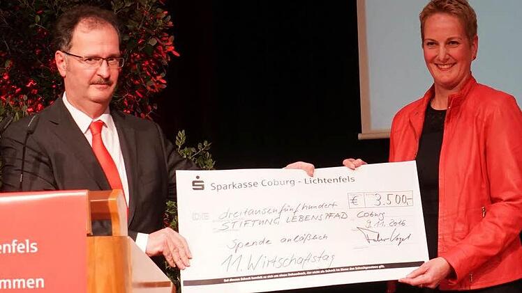 Sparkassen-Vorstandsvorsitzender Martin Faber überreicht Elke Gillardon einen Scheck in Höhe von 3500 Euro für die Stiftung Lebenspfad. Foto: Helke Renner
