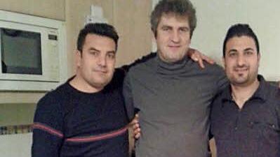 Khalaf (l.) und Yousef sind Pfarrer Andreas Hornung (M.) sehr dankbar, dass er ihnen Asyl gewährt hat.