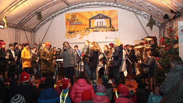 Die Eröffnung des Weihnachtsmarktes    Foto: Richard Sänger