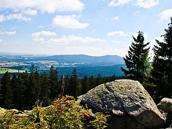 Das Fichtelgebirge ist aufgrund seiner erlebnisreichen Natur ein beliebtes Ziel f&uuml;r Kurzreisen. Wer g&uuml;nstig reisen m&ouml;chte, ist bei Ferienwohnungen und Pensionen gut aufgehoben.