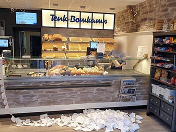 Bäckermeister Michael Tenk hat einen Test gemacht und die Kassenzettel von eineinhalb Tagen nebeneinander gelegt. Foto: Michael Tenk/dpa