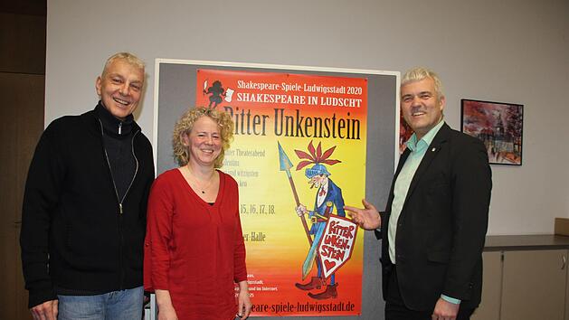 Sie sind stolz auf ihren Shakespeare in Ludscht und freuen sich schon jetzt auf "Ritter Unkenstein". Im Bild von links: Intendant Daniel Leistner, Manja Hünlein und Bürgermeister Timo Ehrhardt.  Veronika Schadeck