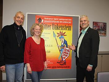 Sie sind stolz auf ihren Shakespeare in Ludscht und freuen sich schon jetzt auf "Ritter Unkenstein". Im Bild von links: Intendant Daniel Leistner, Manja Hünlein und Bürgermeister Timo Ehrhardt.  Veronika Schadeck