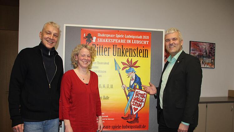 Sie sind stolz auf ihren Shakespeare in Ludscht und freuen sich schon jetzt auf "Ritter Unkenstein". Im Bild von links: Intendant Daniel Leistner, Manja Hünlein und Bürgermeister Timo Ehrhardt.  Veronika Schadeck