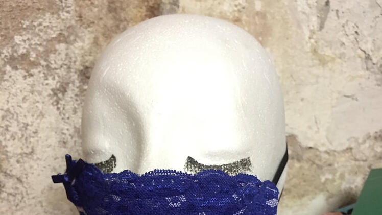 Masken aus BHs