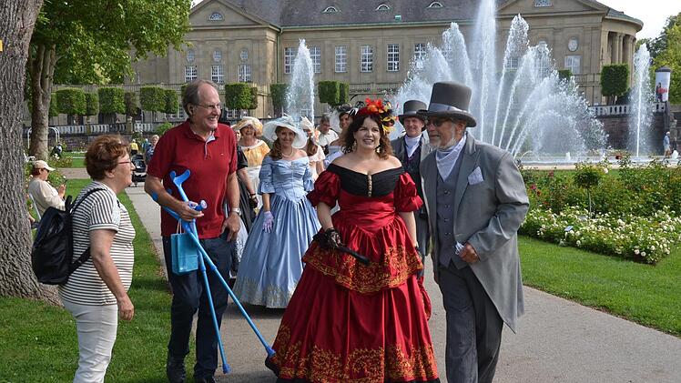 Historische Persönlichkeiten im Rosengarten Foto: Peter Rauch