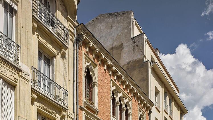Ein  Hingucker: die rote Fassade einer venezianischen Villa in der Rue de Belgique.