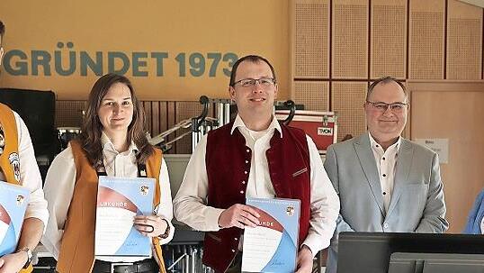 Für 30 Jahre aktives Wirken wurden geehrt (von links): Christian Libera, Nicole Libera, und Martin Mohl. Daneben Vorstandsvorsitzender Bernd Froese und Kreisverbandschefin Claudia Heim