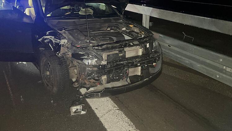 Unfall mit drei Autos: Mindestens eine Person verletzt