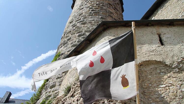 Auf Burg Zwernitz wehte die Fahne von Sanguis et Aurum (Blut und Gold).