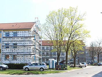 Die drei Wohnblocks in der St.-Georg-Straße in Höchstadt sind seit Wochen eingerüstet. Die Häuser werden saniert, die Mieten steigen. Foto: Andreas Dorsch