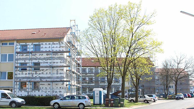 Die drei Wohnblocks in der St.-Georg-Straße in Höchstadt sind seit Wochen eingerüstet. Die Häuser werden saniert, die Mieten steigen. Foto: Andreas Dorsch