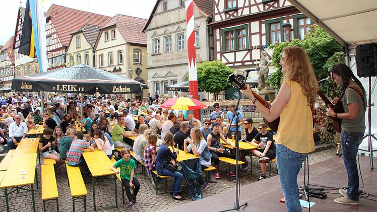 Suzan Baker und Dennis Lüddicke griffen gestern mittag eifrig in die Saiten und tief in die internationale Folkorekiste. Foto: Eckehard Kiesewetter