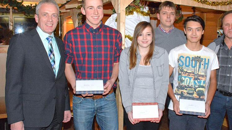 Bei der Ehrung von links Erster Bürgermeister Günter Pfeiffer, Christian Hofmann, Luisa Bayersdorfer, Dritter Bürgermeister Matthias Keßler, Günter Steinert und Zweiter Bürgermeister Klaus Welz.  Foto: Schmidt
