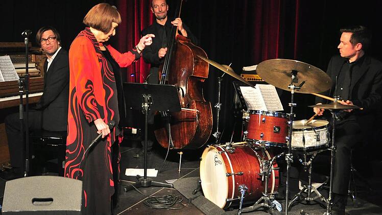 Die Bepop-Legende Sheila Jordan war mit Jochen Pfister (Klavier), Marco Kühnl (Bass) und Florian Kettler (Schlagzeug) beim Kulturamt Haßfurt zu Gast. Foto: Ulrike Langer