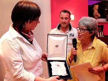 Bettina Pöschl nimmt gerne die Erinnerungstafel entgegen, Sabatino, Ruth Hausammann. Foto: Johanna Blum