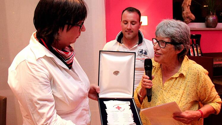 Bettina Pöschl nimmt gerne die Erinnerungstafel entgegen, Sabatino, Ruth Hausammann. Foto: Johanna Blum